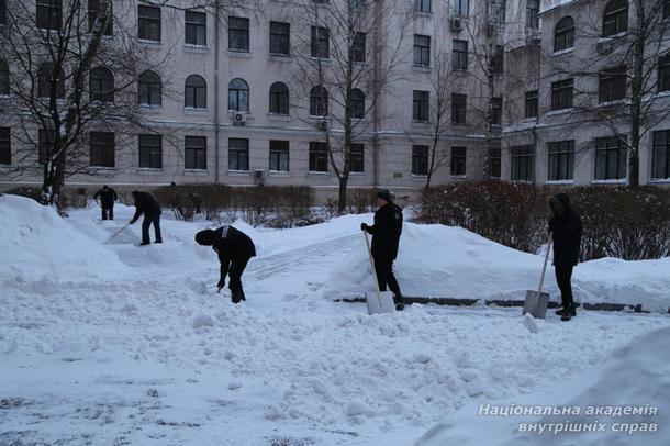 Постійний та перемінний склад академії пліч-о-пліч бореться з негодою